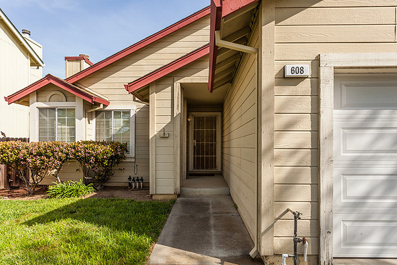 608 Charles Way_05